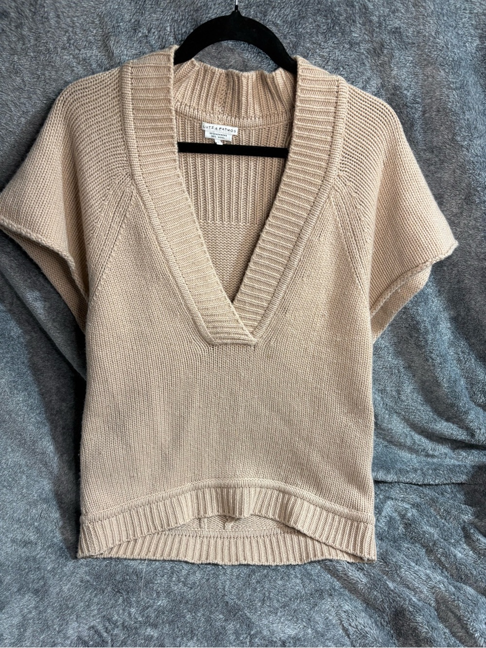 Lutz & Patmos Pale Pink V-Neck Short Sleeve Knit Top
